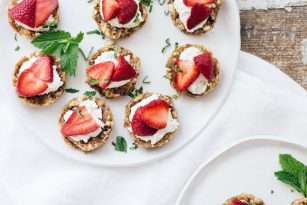 Raw Summer Strawberry Tarts | Nutrition Stripped