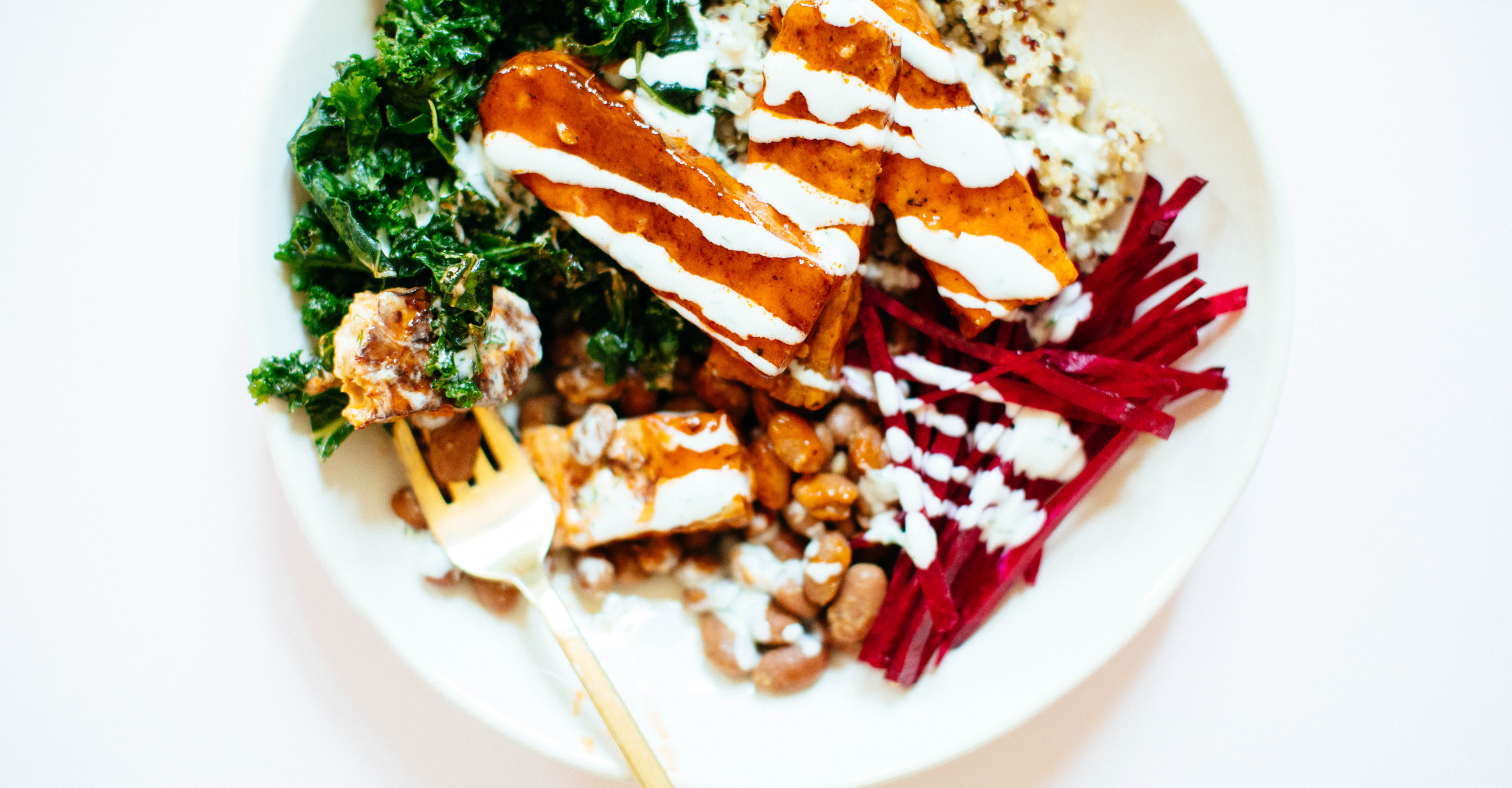 https://nutritionstripped.com/wp-content/uploads/2019/10/buffalo-tempeh-salad-bowl-nutritionstripped2-1346x701@2x.jpg